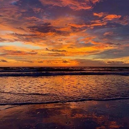 Private Room In A 2 Bedroom 1 Bathroom Shared With Host, On The Beach, Surrounded By Resorts, Only 2 People Max St. Pete Beach Buitenkant foto