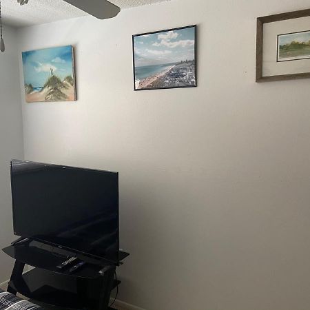 Private Room In A 2 Bedroom 1 Bathroom Shared With Host, On The Beach, Surrounded By Resorts, Only 2 People Max St. Pete Beach Buitenkant foto