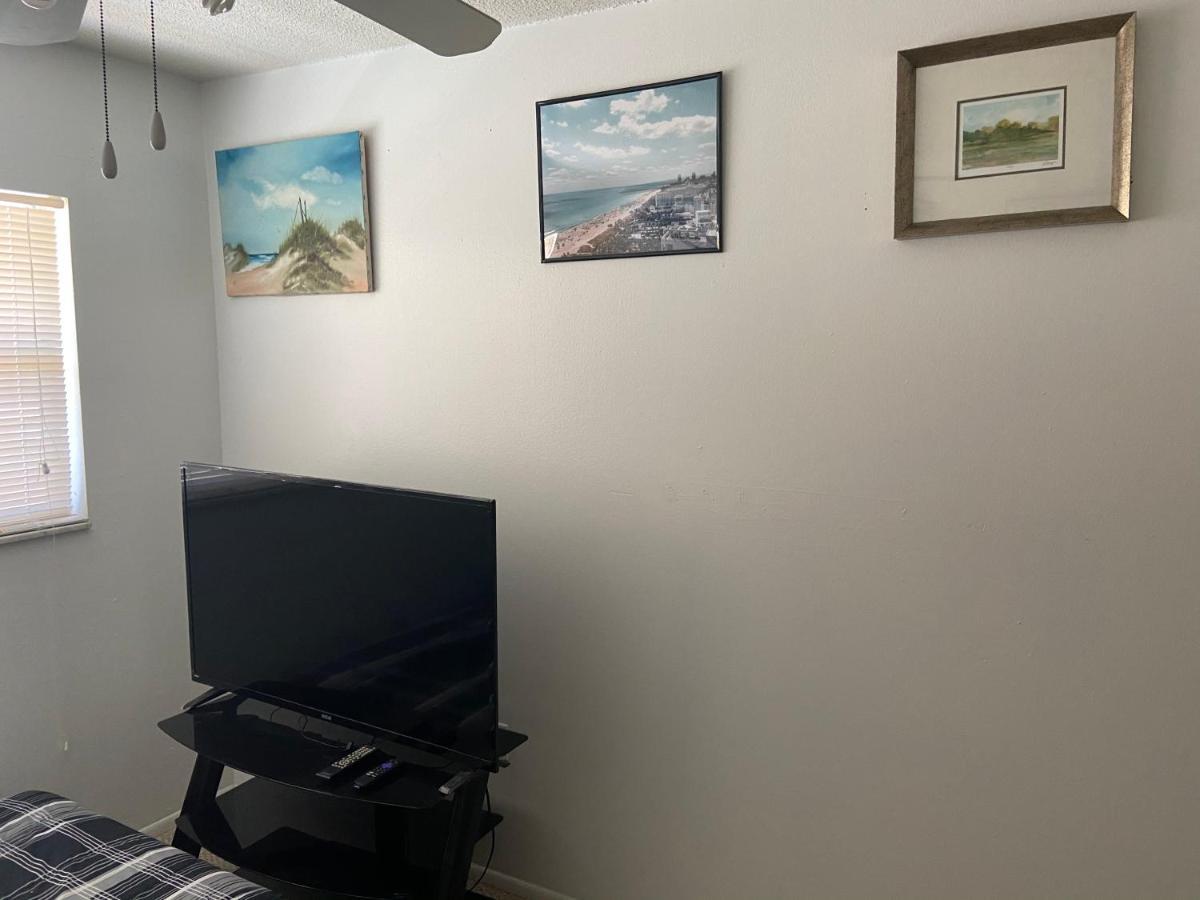 Private Room In A 2 Bedroom 1 Bathroom Shared With Host, On The Beach, Surrounded By Resorts, Only 2 People Max St. Pete Beach Buitenkant foto