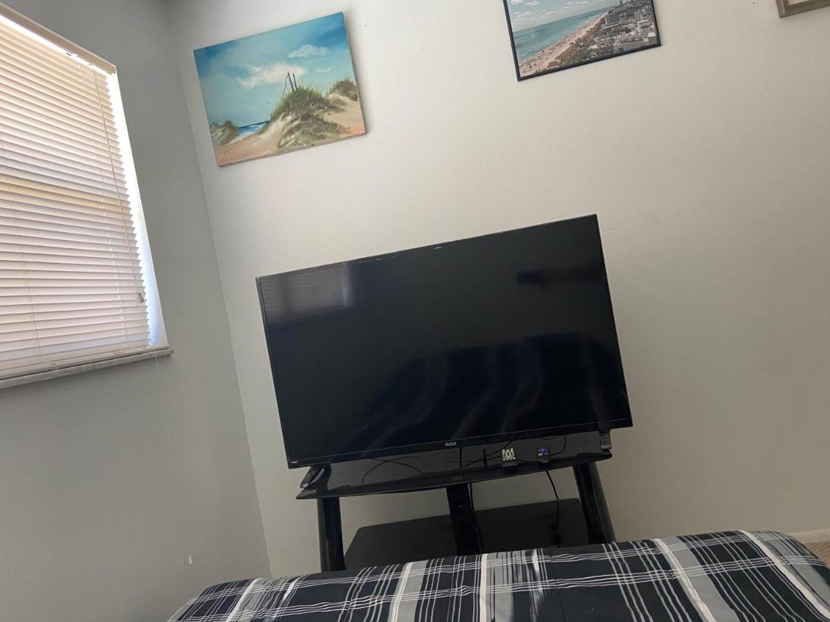 Private Room In A 2 Bedroom 1 Bathroom Shared With Host, On The Beach, Surrounded By Resorts, Only 2 People Max St. Pete Beach Buitenkant foto