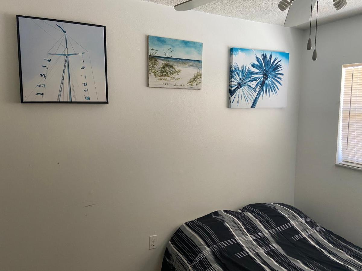 Private Room In A 2 Bedroom 1 Bathroom Shared With Host, On The Beach, Surrounded By Resorts, Only 2 People Max St. Pete Beach Buitenkant foto